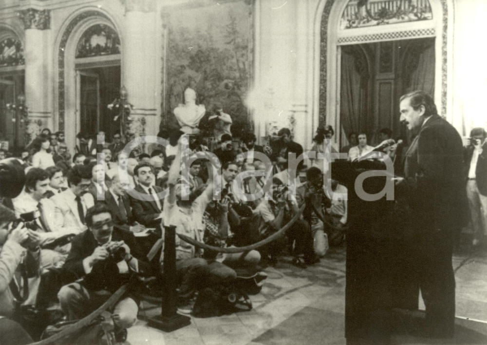 Fotografia d epoca originale 1985 ca ARGENTINA Raul ALFONSIN Presidente durante conferenza stampa Fotografia 1
