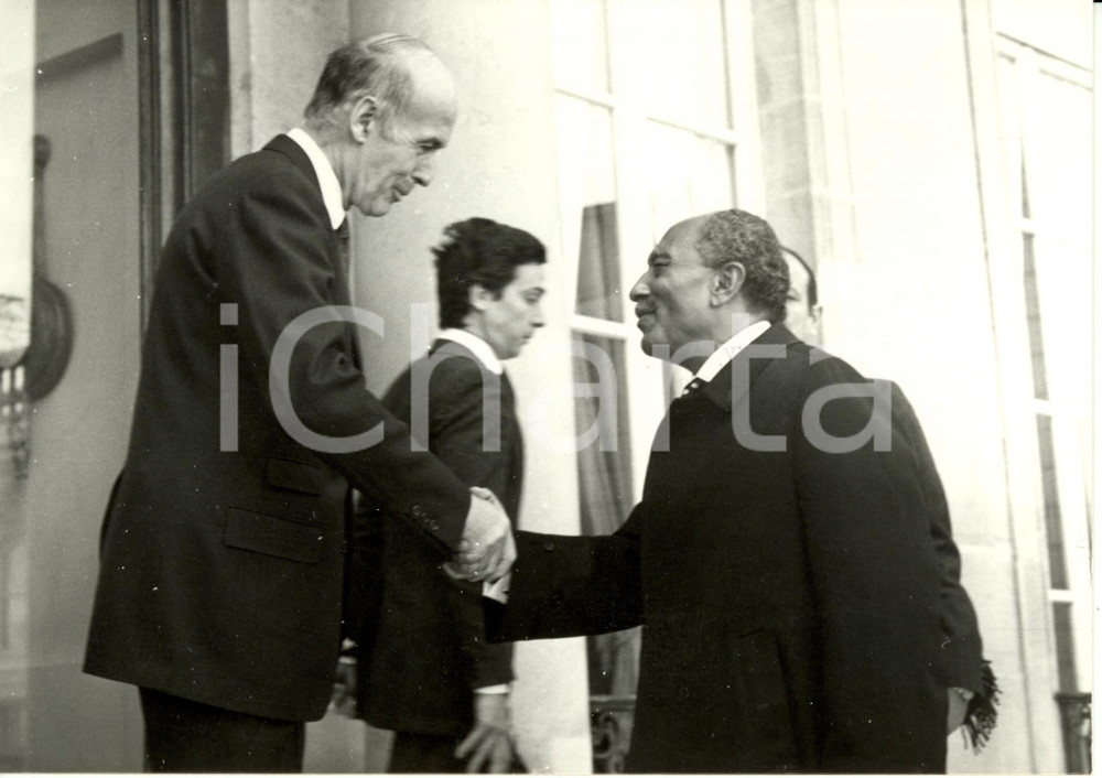 1981 PARIS (F) Valéry GISCARD-D'ESTAING accueille Anouar EL-SADATE *Photographie