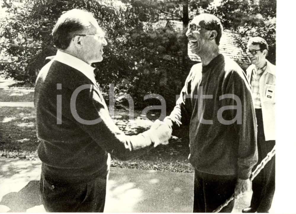 Fotografia d epoca originale 1981 USA Camp David Menachem Wolfovitch BEGIN e Anouar ELSADATE stretta di mano 1