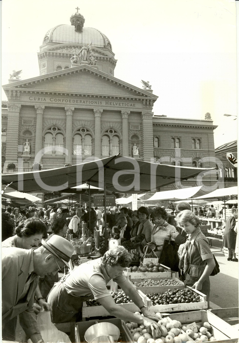 Fotografia d epoca originale 1960 ca BERN CH Vochenmarkt vor dem BUNDESHAUS Photo 1