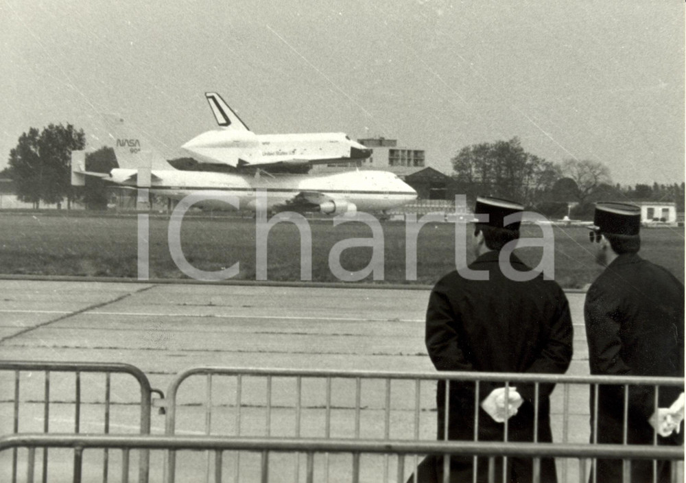 Fotografia d epoca originale 1983 PARIS F BOURGET Navicella spaziale ENTERPRISE atterra su Boeing 747 Foto 1
