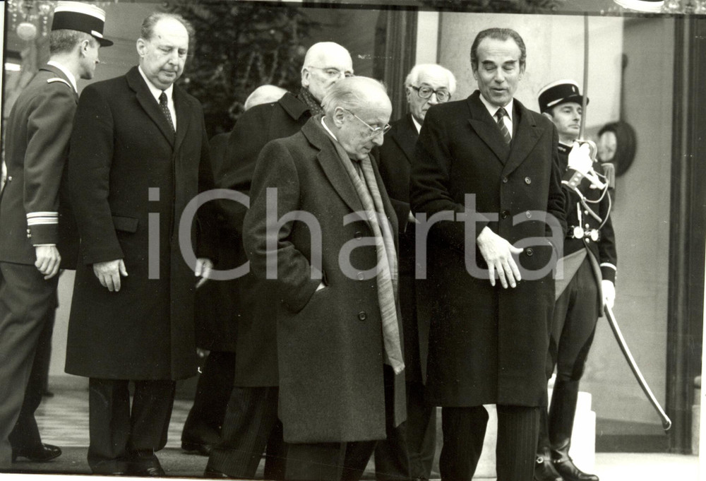 Fotografia d epoca originale 1987 PARIS F Daniel MAYER et Robert BADINTER quittent l ELYSEE Photographie 1