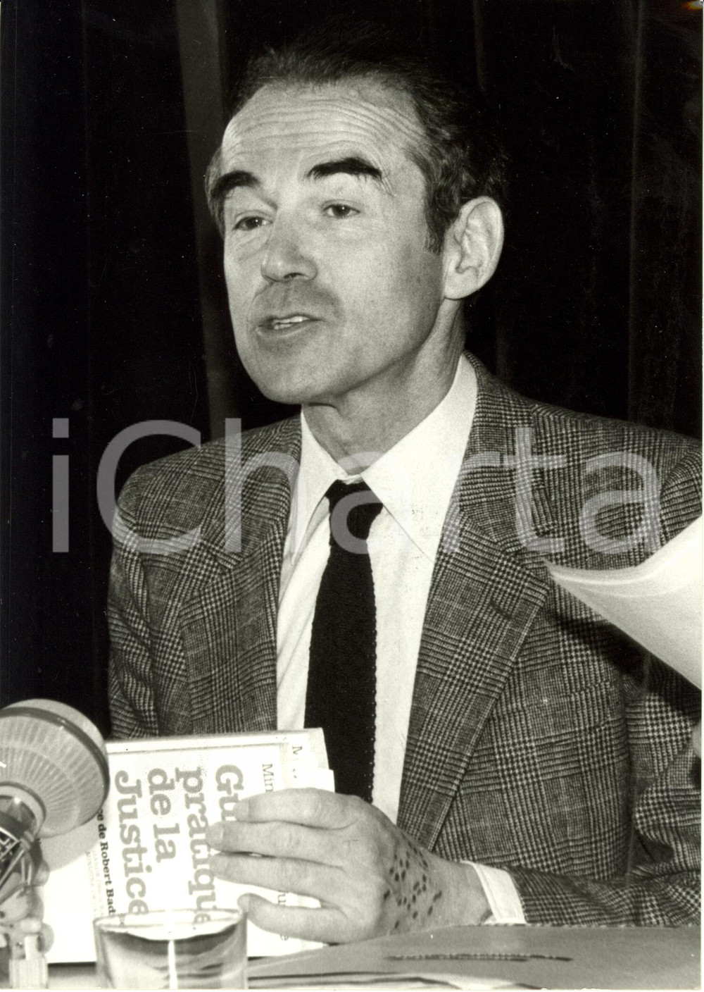 Fotografia d epoca originale 1984 PARIS F Robert BADINTER confÃ©rence avec Guide pratique de Justice Photo 1