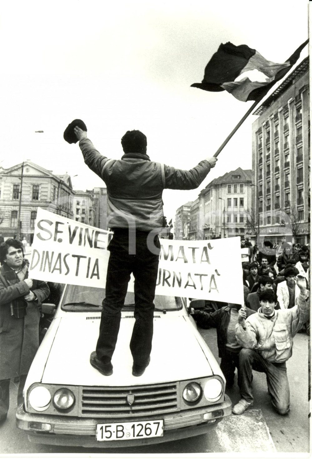 Fotografia d epoca originale 1989 BUCAREST ROMANIAN REVOLUTION Manifestanti bandiera e striscioni esultano 1