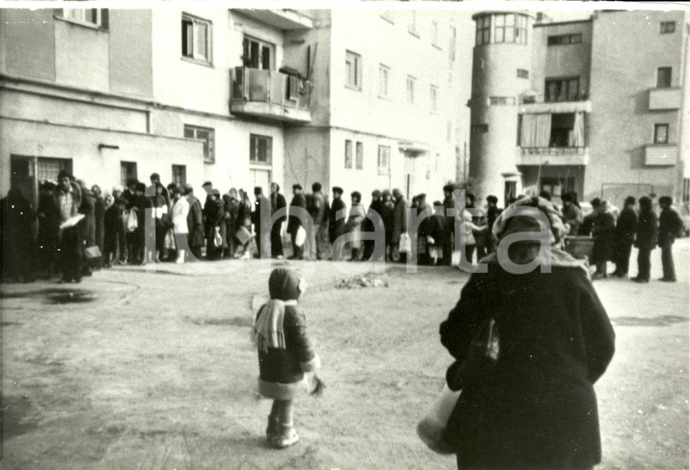 Fotografia d epoca originale 1989 BUCAREST ROMANIAN REVOLUTION Popolazione in fila per beni prima necessitÃ  1