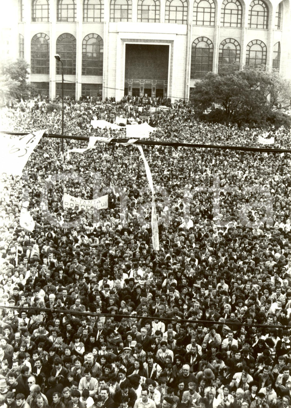 1989 BUCAREST ROMANIAN REVOLUTION Piazza Università Folla manifesta per libertà