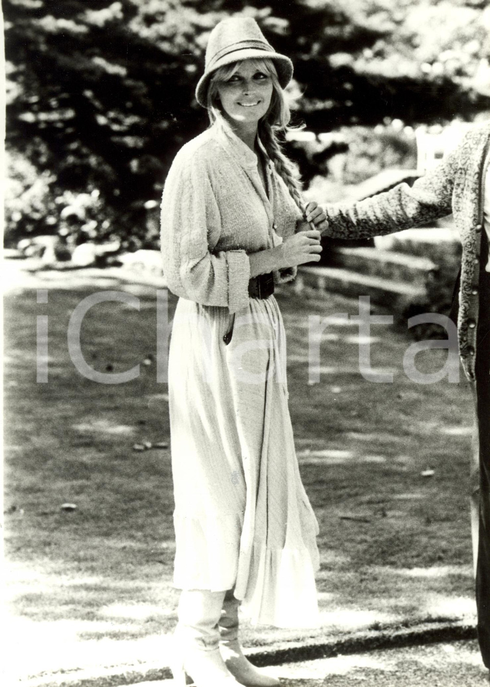 Fotografia d epoca originale 1981 LONDRA UK Bo DEREK con cappello e treccia allo zoo Fotografia 1