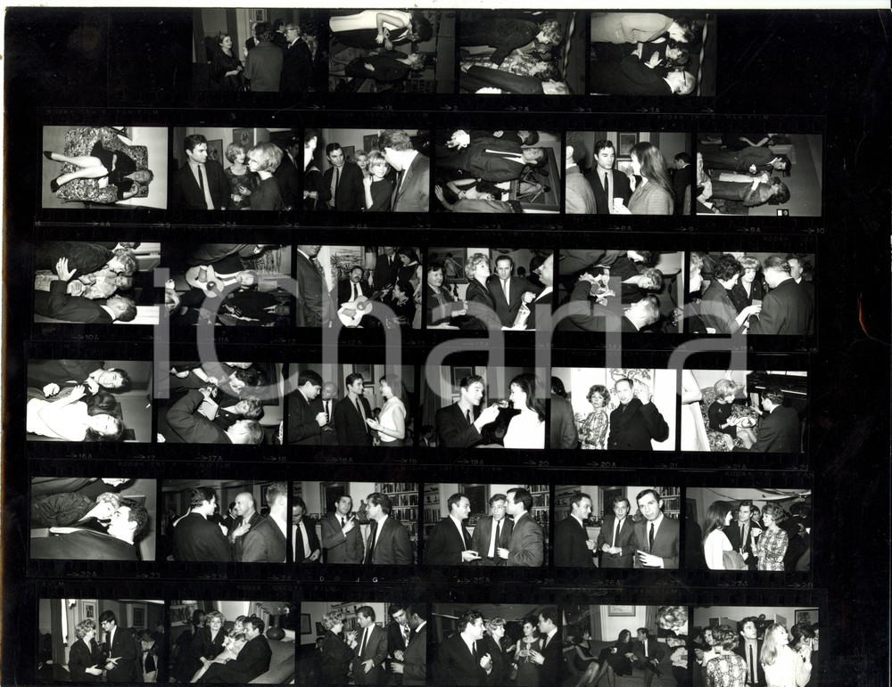 Fotografia d epoca originale 1965 ca LOS ANGELES USA Shelley WINTERS e amici ad una festa 34 PROVINI Foto 1