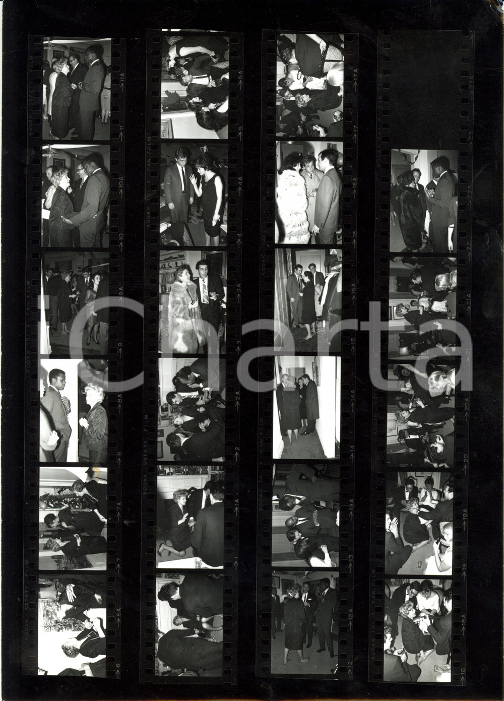 Fotografia d epoca originale 1965 ca LOS ANGELES USA Shelley WINTERS e amici ad una festa 23 PROVINI Foto 1