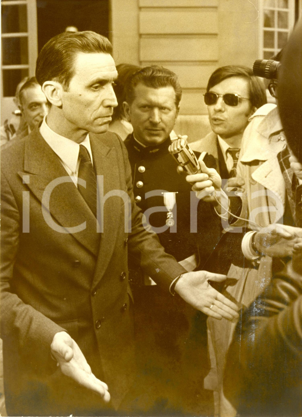 Fotografia d epoca originale 1974 PARIGI F Hotel MATIGNON Jean ROYER rilascia un intervista ai giornalisti 1