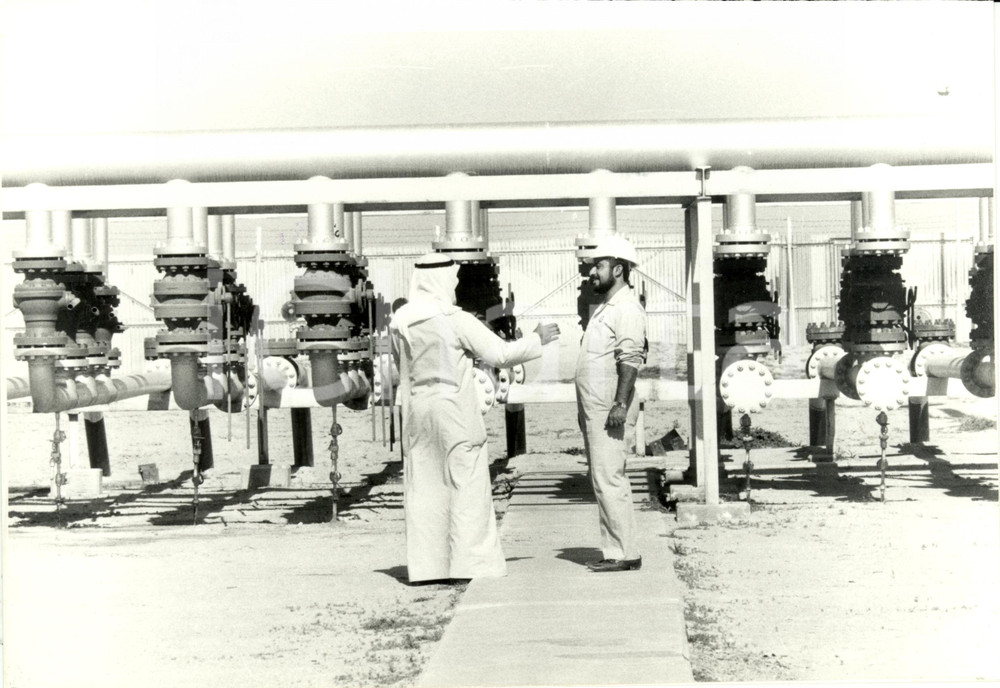 Fotografia d epoca originale 1991 KUWAIT GUERRA del GOLFO  Impianto Petrolifero  Operaio e sceicco Foto 1