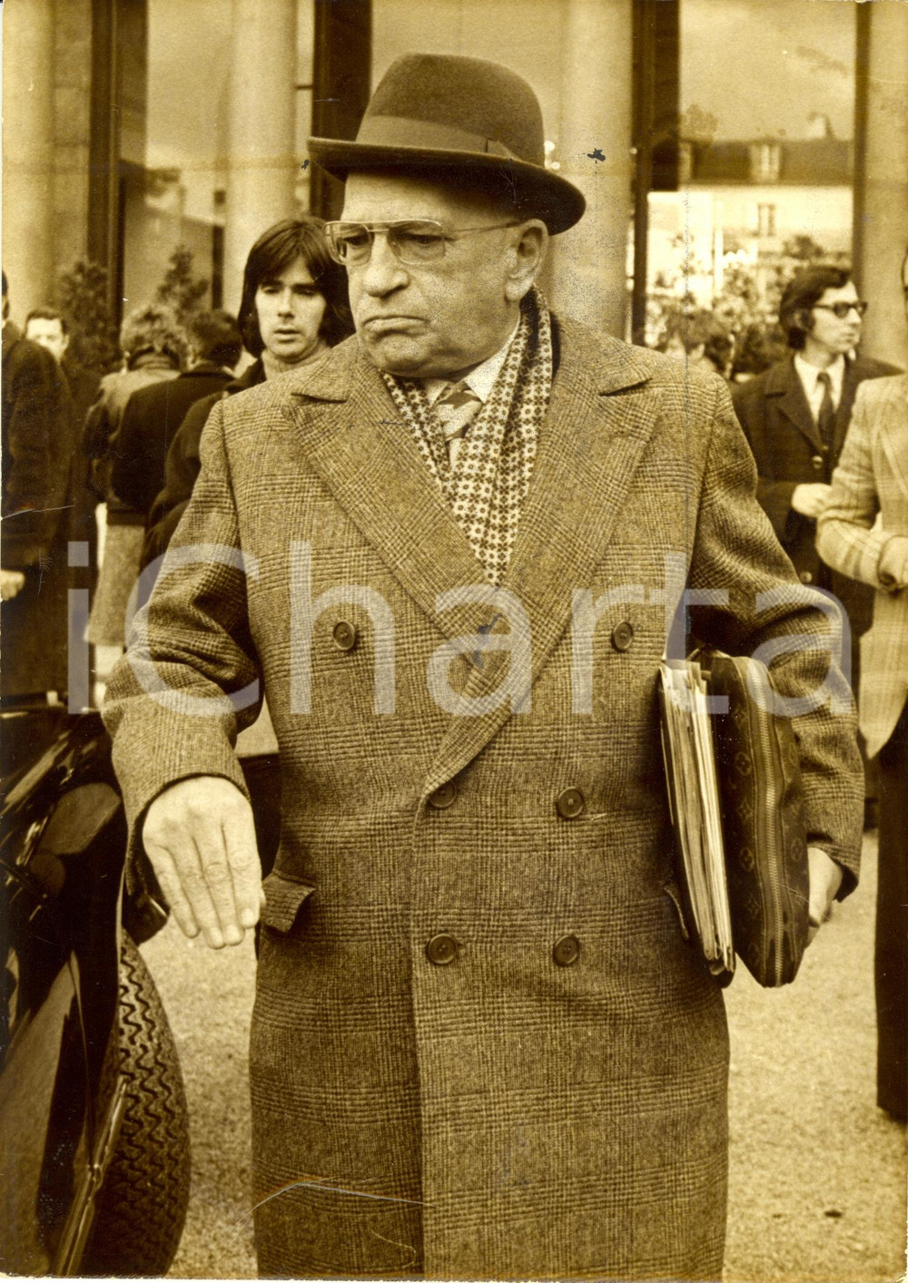 Fotografia d epoca originale 1972 PARIGI F Edgar FAURE Ministro Affari Sociali esce dall  ELISEO Foto 1