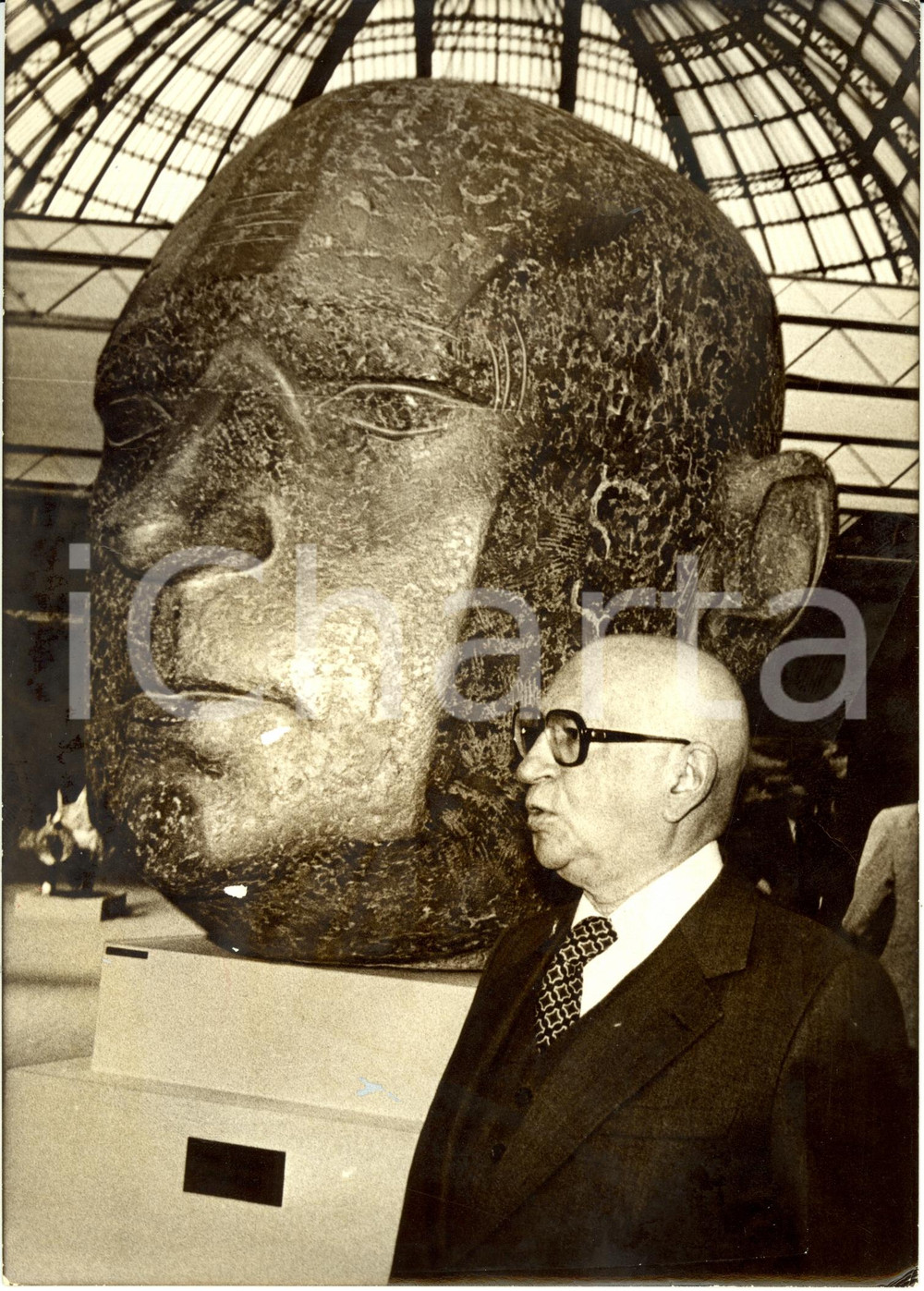 Fotografia d epoca originale 1976 PARIS F Salon COMPARAISONS Edgar FAURE buste geant Georges OUDOT Photo 1