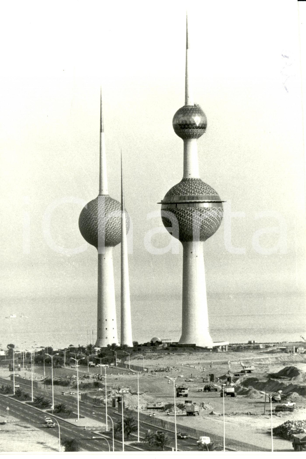 Fotografia d epoca originale 1990 KUWAIT GUERRA del GOLFO  Le torri simbolo del Paese sul Golfo Fotografia 1