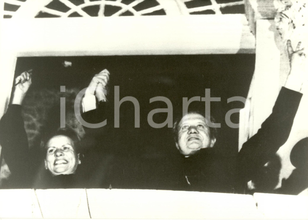 Fotografia d epoca originale 1986 PORTOGALLO MÃ¡rio SOARES esulta con la moglie Maria BARROSO Fotografia 1