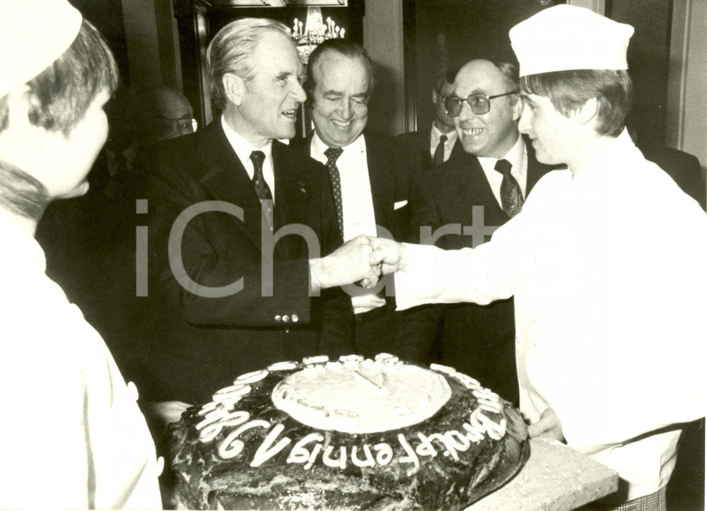 Fotografia d epoca originale 1984 BONN D Karl CARSTENS con grande pagnotta AKTION BROTPFENNIG solidarietÃ  1
