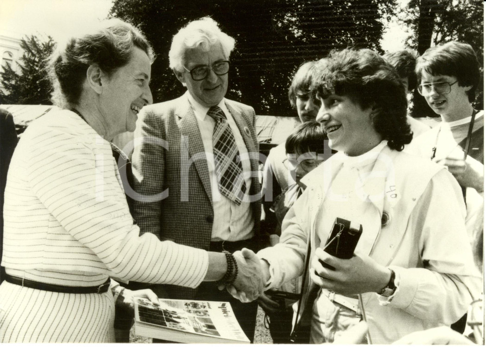 Fotografia d epoca originale 1983 GERMANIA Veronica CARSTENS moglie Karl premia studentessa Daniela WETSCH 1