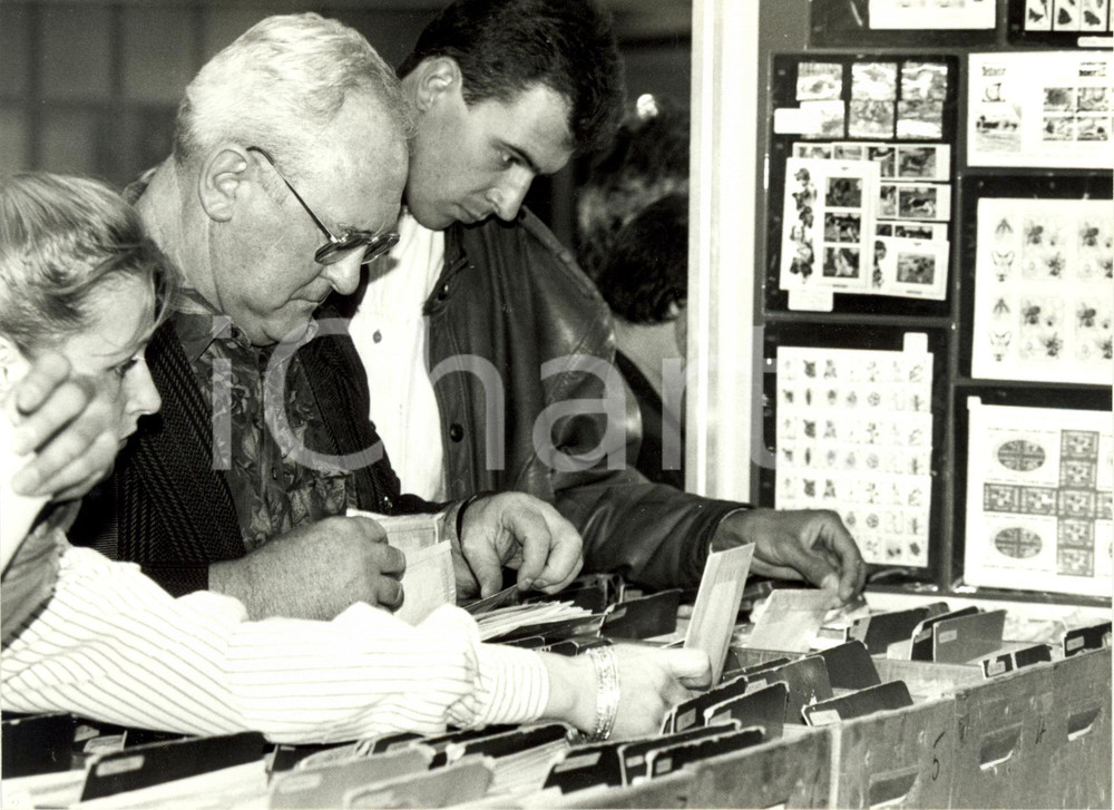 Fotografia d epoca originale 1993 STRASBURGO F Esposizione FILATELICA  Collezionisti in visita Fotografia 1