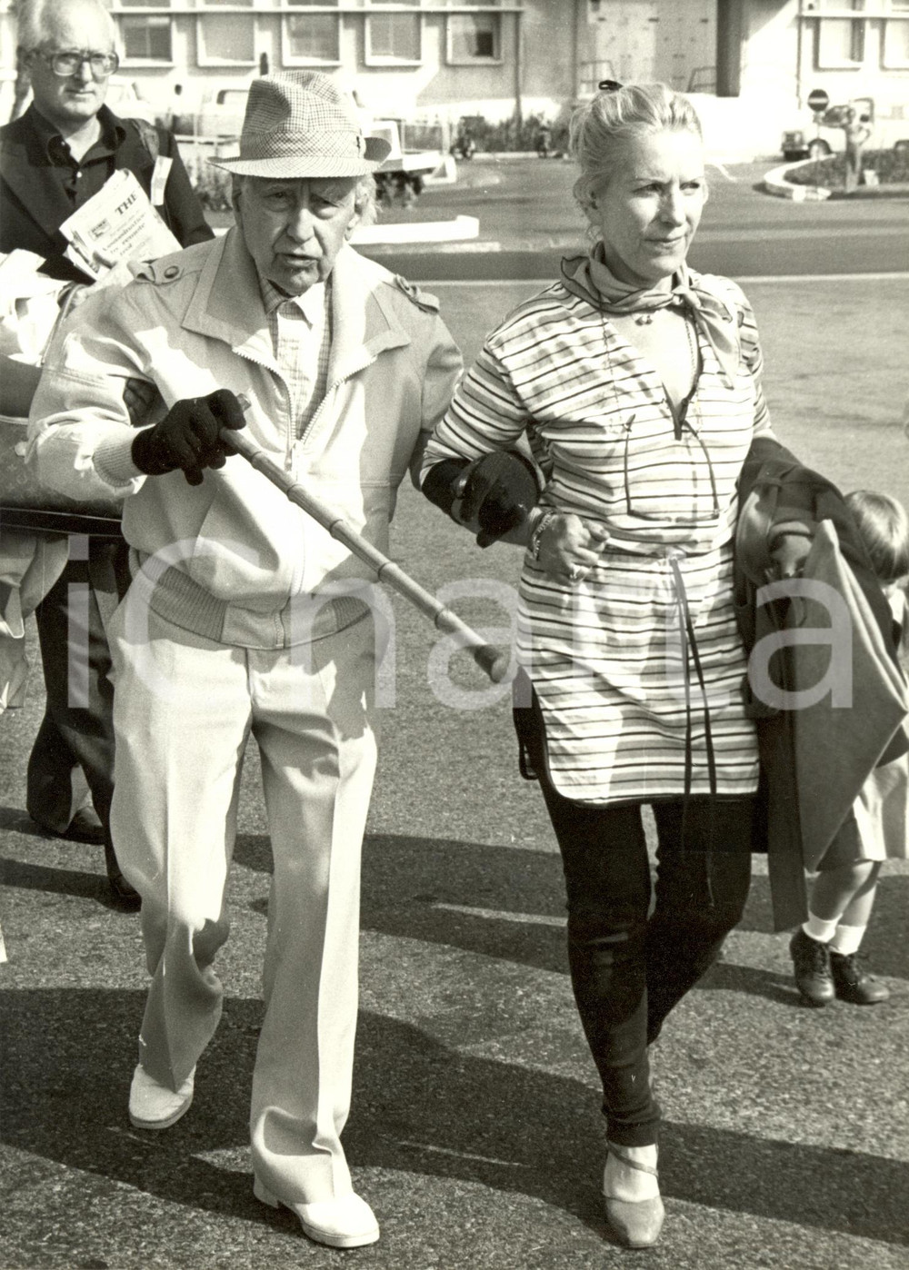 Fotografia d epoca originale 1979 NIZZA F Abel GANCE arriva all aeroporto e partirÃ  per NEW YORK Foto 1