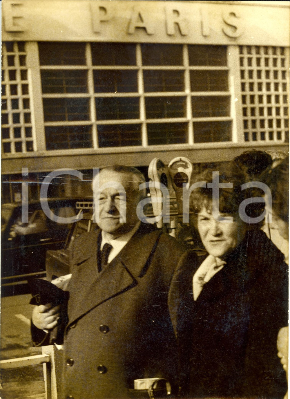 Fotografia d epoca originale 1974 FRANCIA Leopold TREPPER con la moglie all aeroporto LE BOURGET Fotografia 1