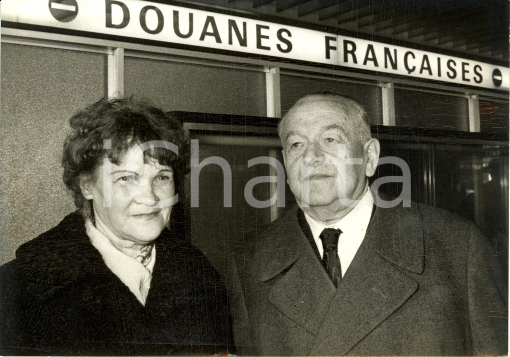 Fotografia d epoca originale 1974 FRANCIA Leopold TREPPER ORCHESTRA ROSSA con la moglie alla dogana Foto 1