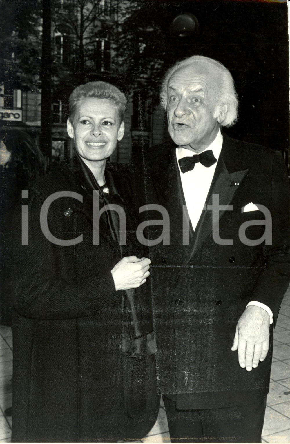 Fotografia d epoca originale 1990 PARIGI F Rolf LIEBERMANN con la compagna arriva a teatro Fotografia 1
