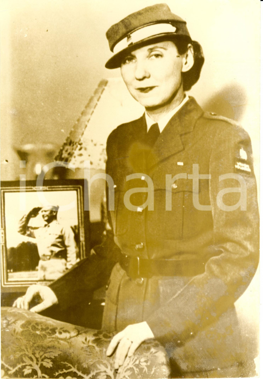 Fotografia d epoca originale 1945 ca USA Mamie Geneva DOUD EISENHOWER wears a uniform DAMAGED Photograph 1
