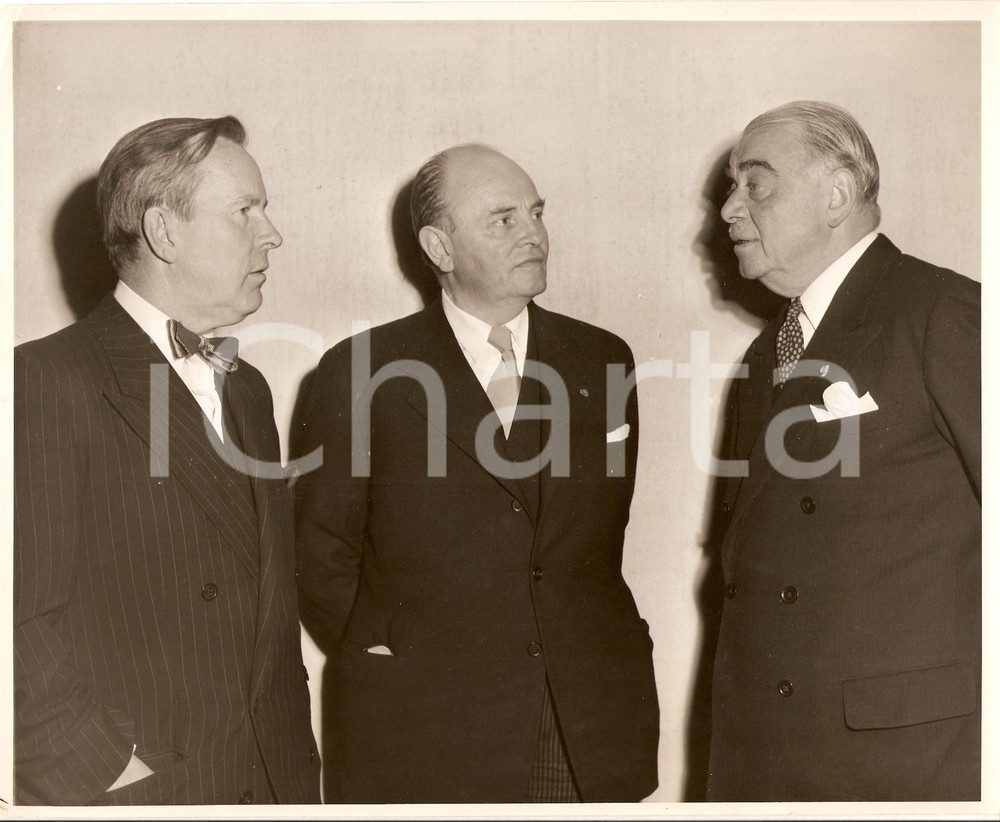 Fotografia d epoca originale 1952 PARIS NATO New NAC chairman Ole Bjorn KRAFT with Hastings Lionel ISMAY 1