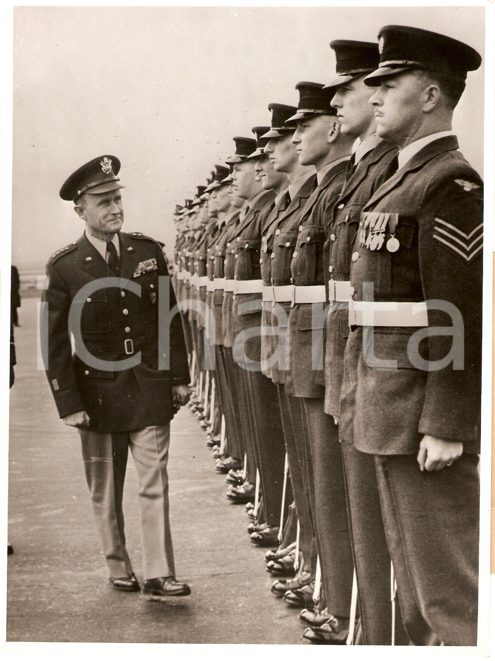 Fotografia d epoca originale 1954 LONDON General Alfred GRUENTHER inspects RAF Honor Guard Photo 1