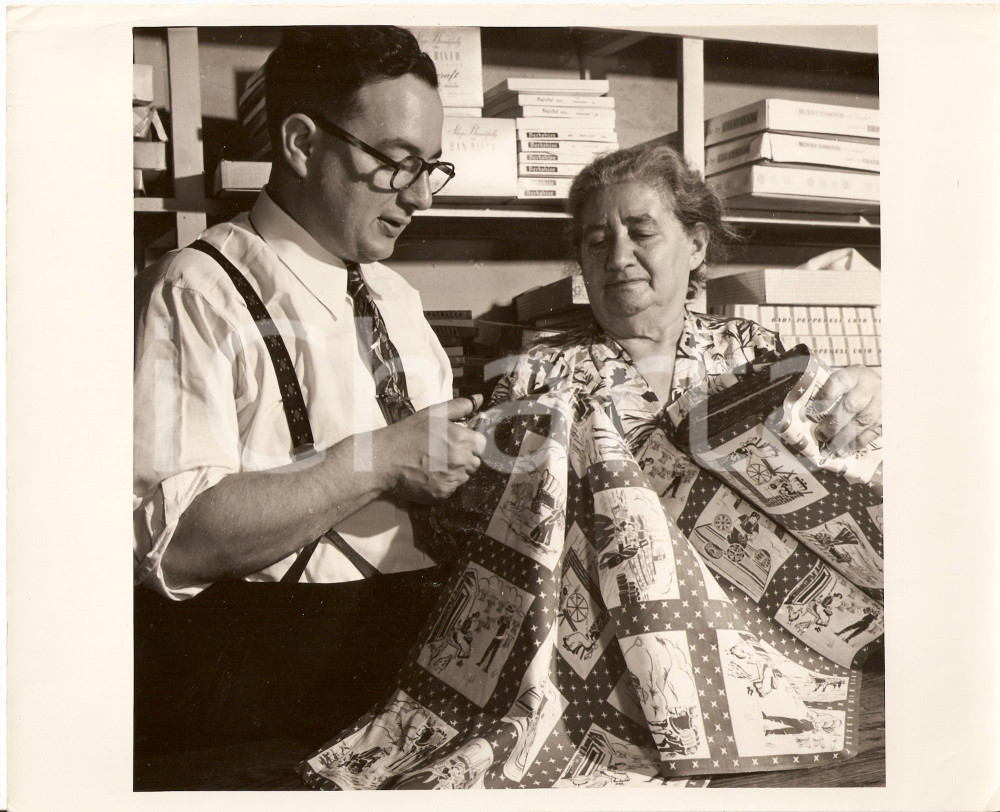 Fotografia d epoca originale 1950 ca CLEVELAND USA Councilman Joseph HORWITZ help mother at tailor s shop 1