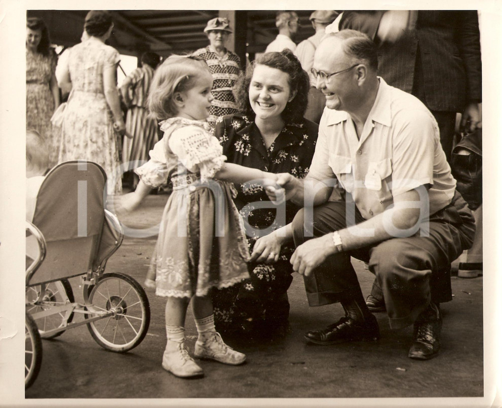 Fotografia d epoca originale 1950 ca CLEVELAND USA SLOVAK DAY Councilman Stephen SUHAJCIK with child Photo 1