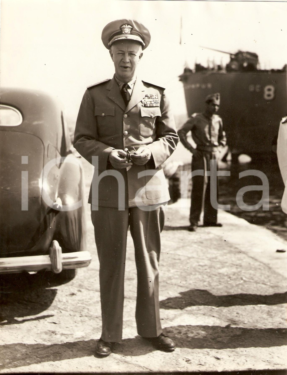 Fotografia d epoca originale 1952 NAPOLI NATO Robert CARNEY al porto USS MOUNT OLYMPUS AGC8 Ritratto Foto 1