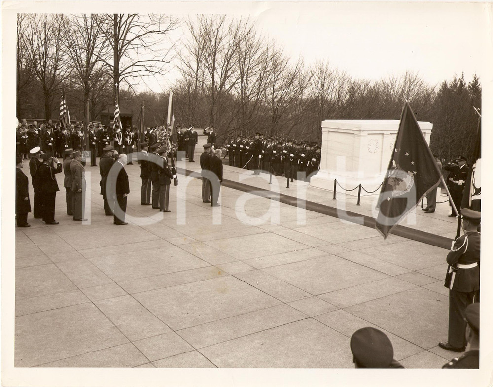 Fotografia d epoca originale 1950 ca ARLINGTON NATIONAL CEMETERY Vincent AURIOL ceremony Tomb Unknown Soldier 1