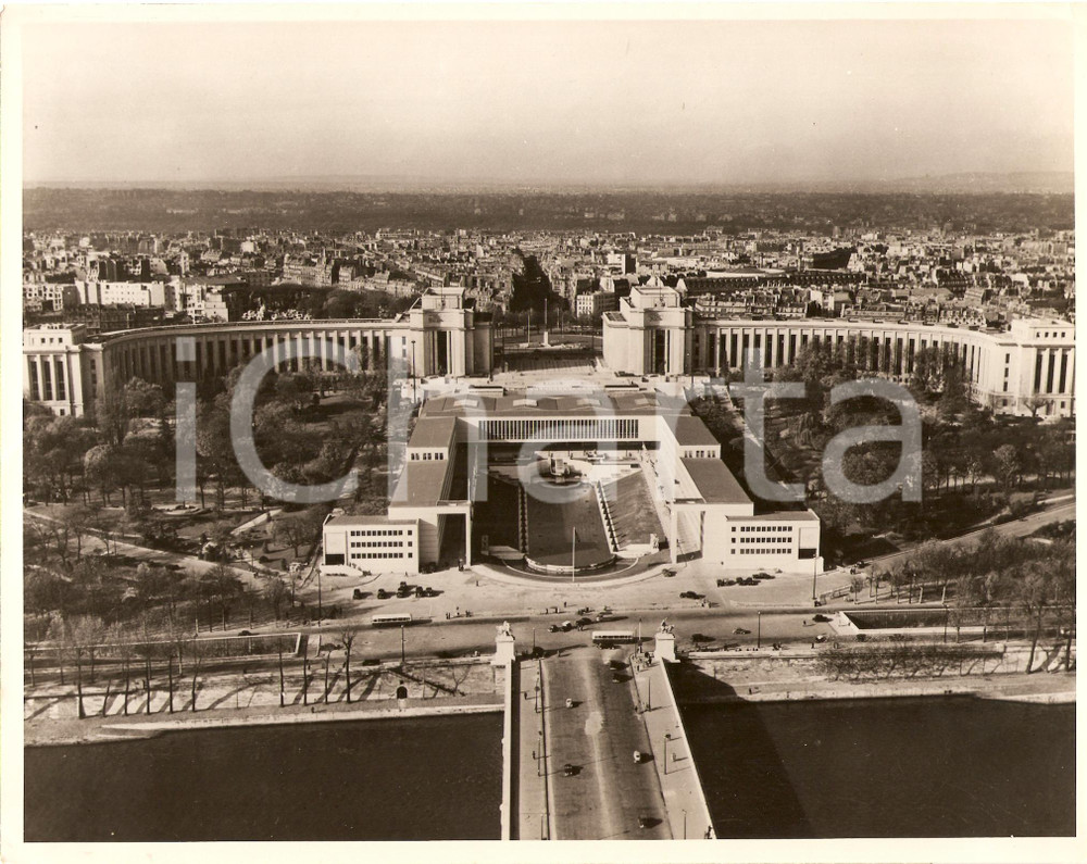 Fotografia d epoca originale 1955 ca PARIS Palais de CHAILLOT Headquarters of NATO Aerial view Photo 1