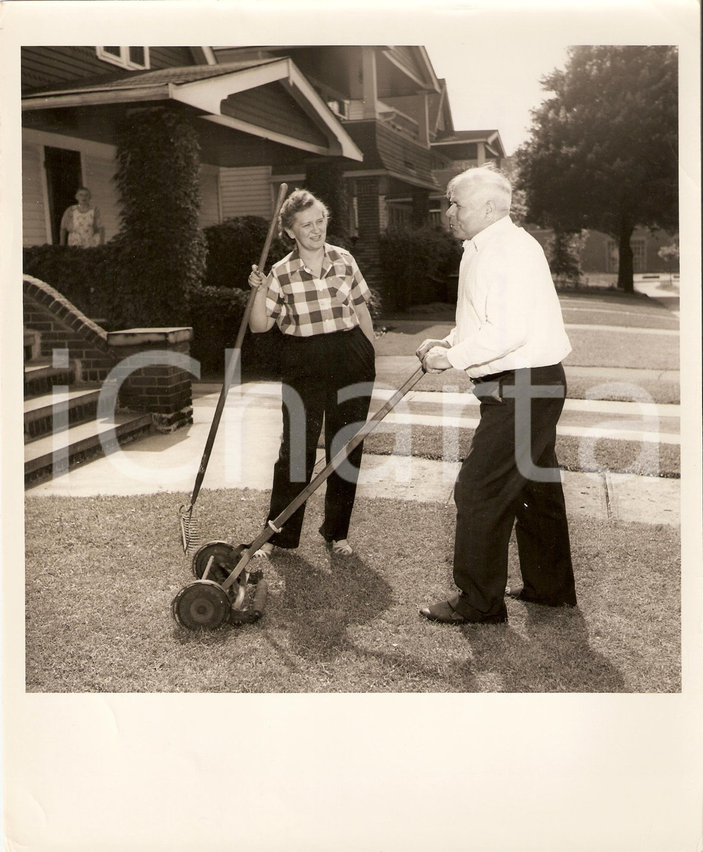 Fotografia d epoca originale 1950 ca CLEVELAND USA Councilman Mary SOTAK talks with neighbor Photo 1