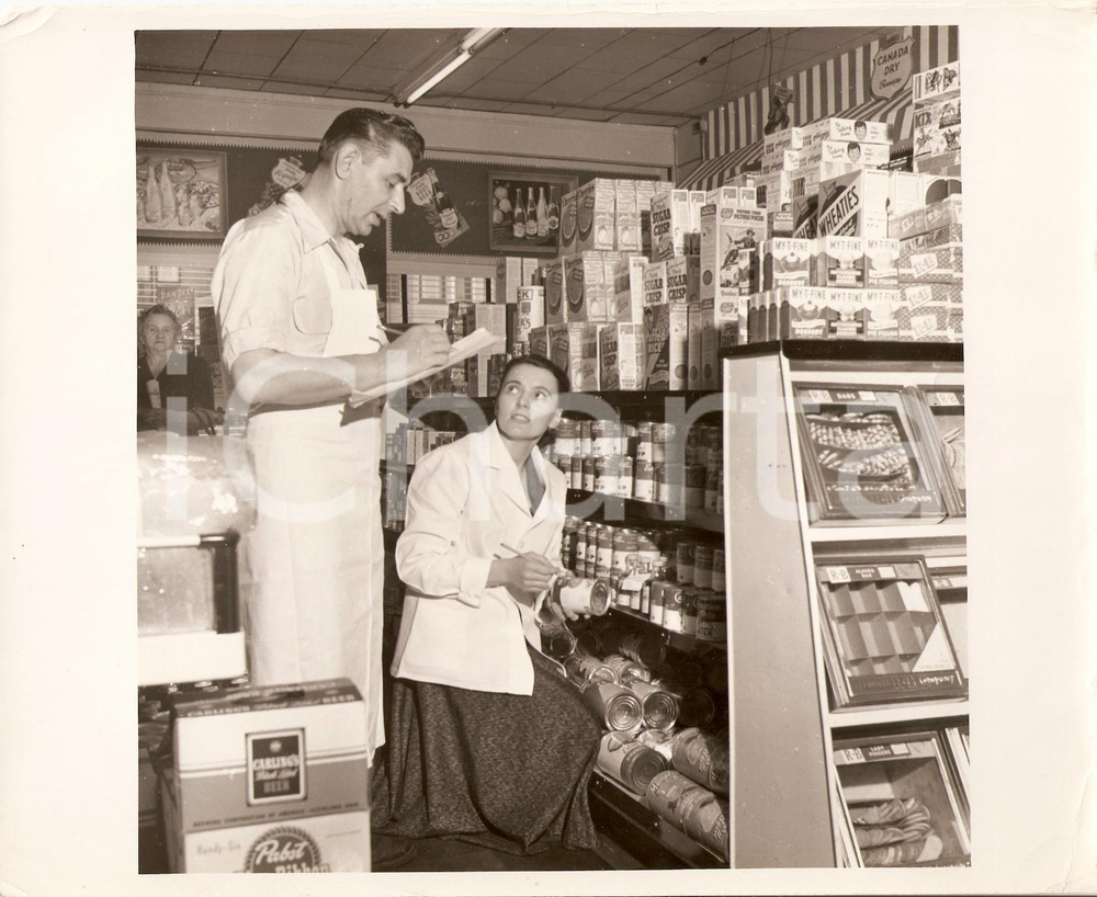 Fotografia d epoca originale 1950 ca CLEVELAND USA Councilman Stanley SZYMANSKI works in grocery store 1