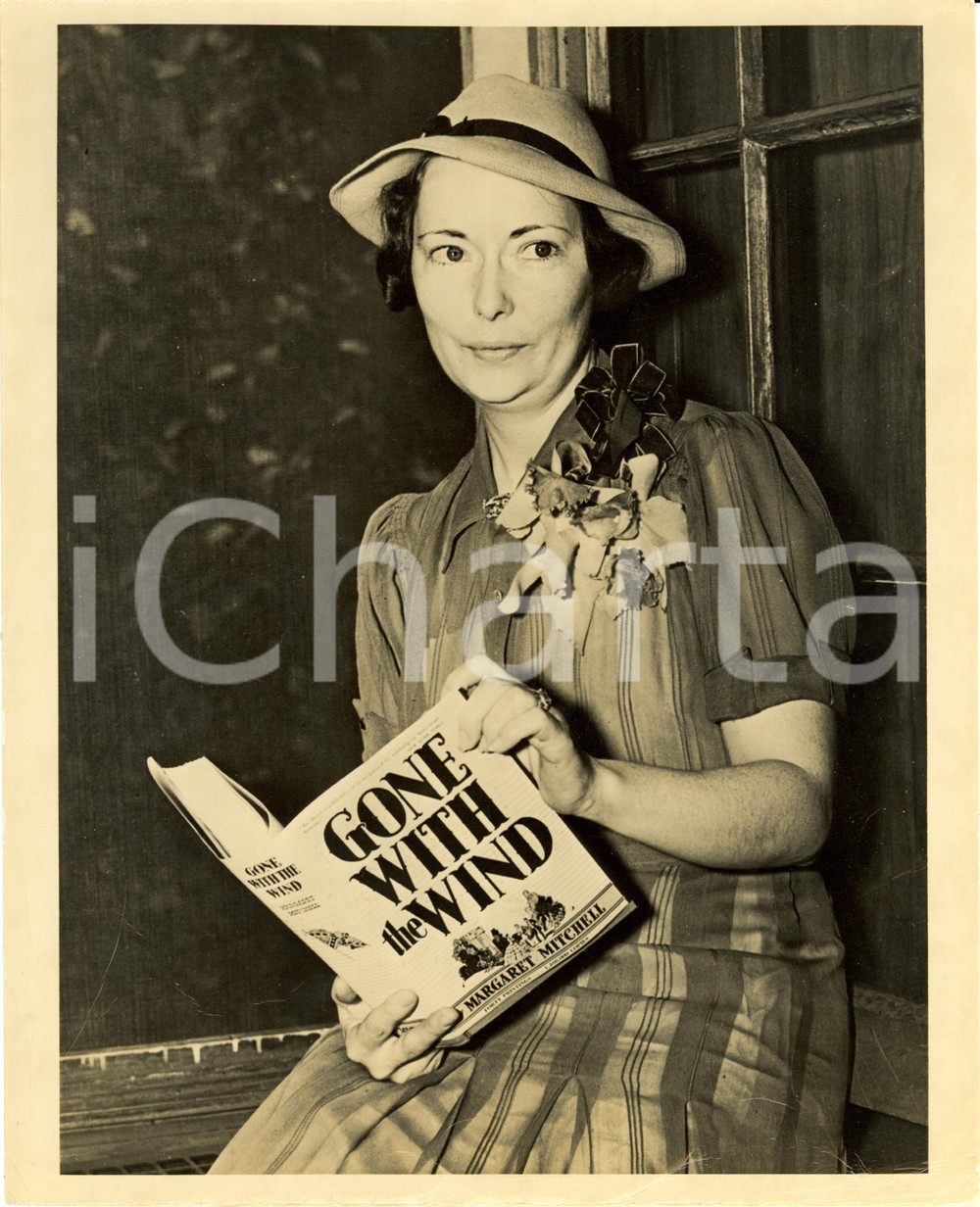 Fotografia d epoca originale 1940 ca NEW YORK USA Margaret MUNNERLYN MITCHELL with her novel REPRINT 1950 ca 1