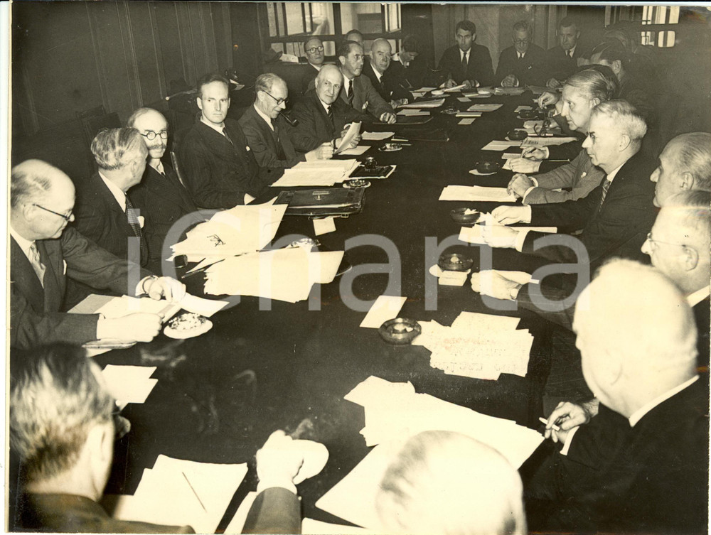 Fotografia d epoca originale 1944 LONDON UK Netherlands USA s delegates confer on Rubber Industry problems 1