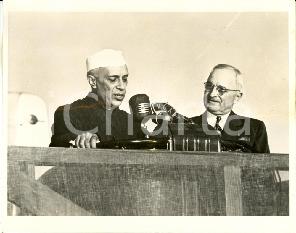 Fotografia d epoca originale 1945 ca WASHINGTON USA Harry TRUMAN e Pandit Jawaharlal NEHRU microfono VOA 1