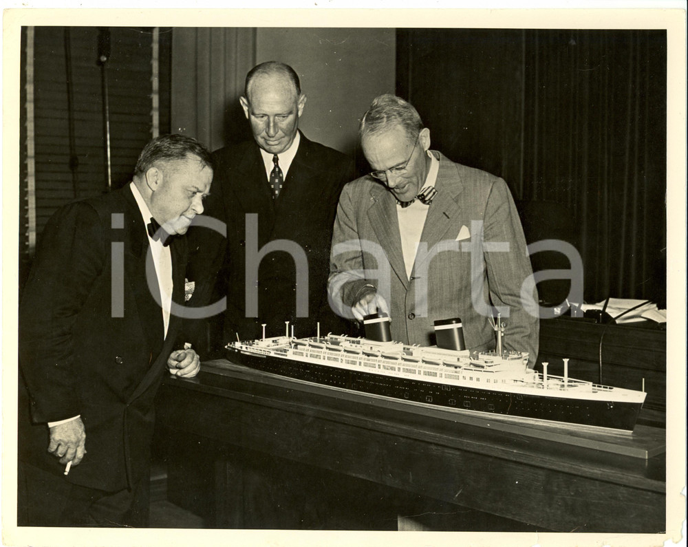 Fotografia d epoca originale 1950 ca WASHINGTON USA John FRANKLIN with model of largest passenger liner 1