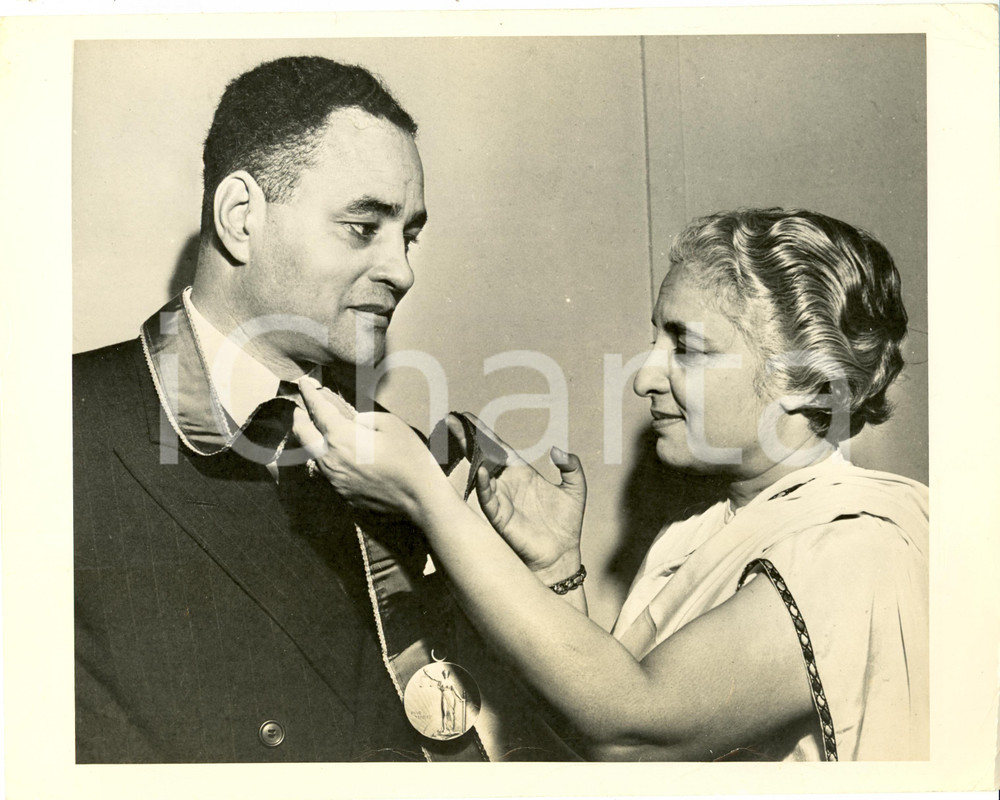 Fotografia d epoca originale 1950 ca HOLLYWOOD USA Ralph JOHNSON BUNCHE e Vijaya LAKSHMI PANDIT Fotografia 1