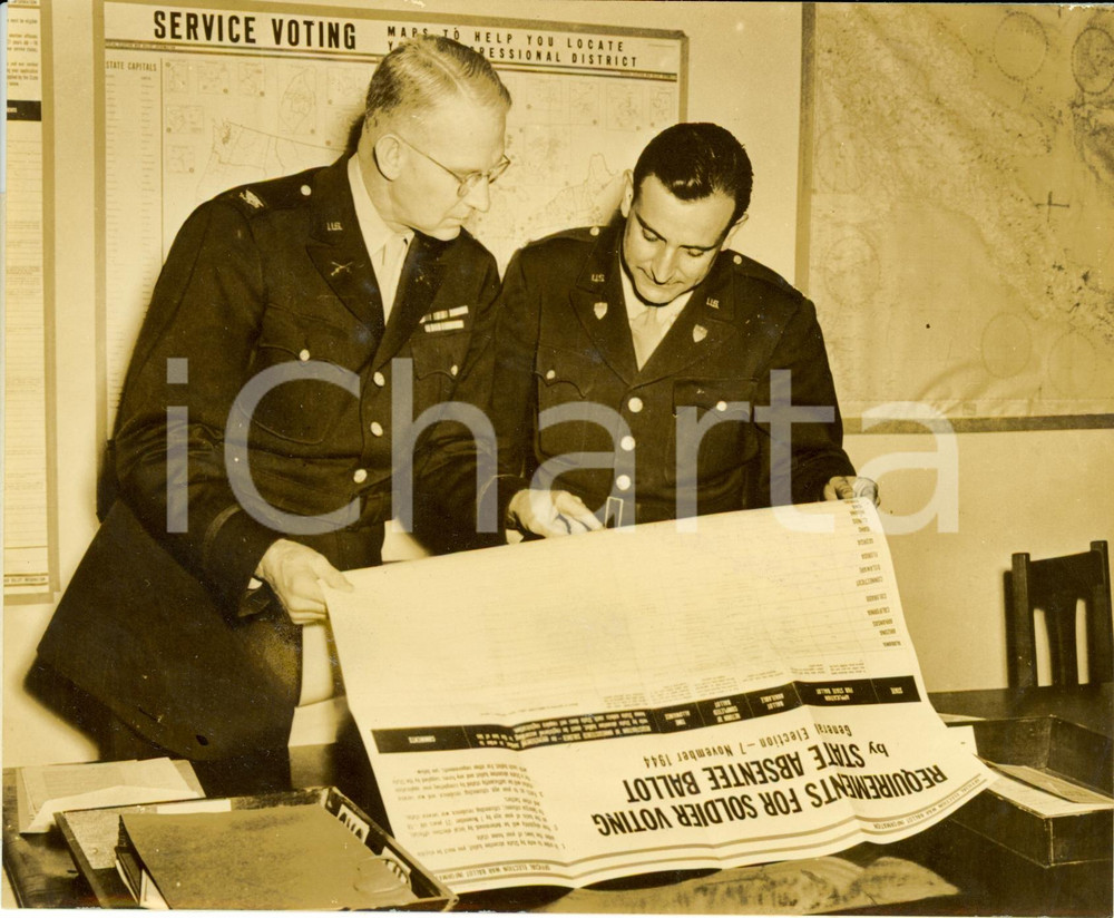 Fotografia d epoca originale 1944 SOUTHWEST PACIFIC WW2 Colonel WHITNEY with soldier ballot instructions 1