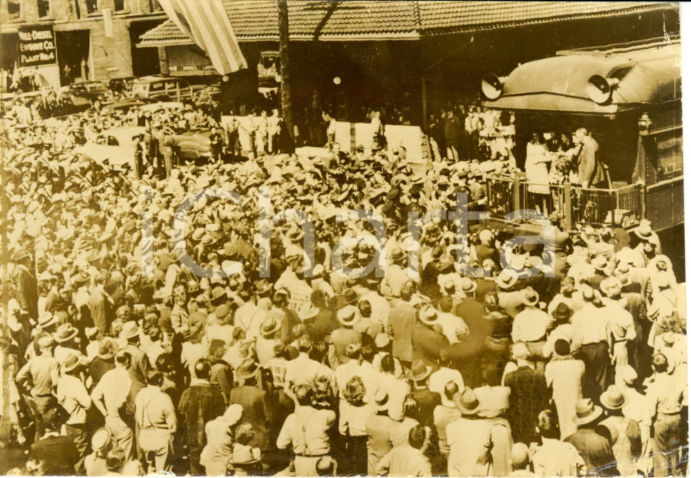 Fotografia d epoca originale 1944 LANSING USA Thomas DEWEY candidato Repubblicano accolto dalla folla Foto 1