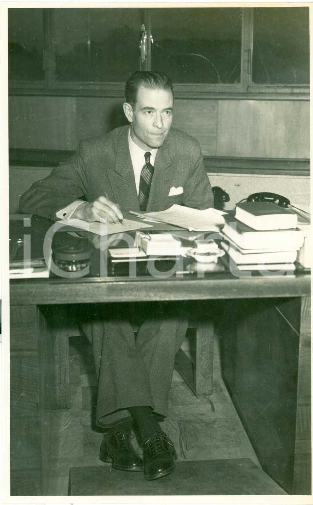 Fotografia d epoca originale 1950 ca USA? Leon DAYTON Capo Missione ECA nel suo studio Fotografia 1