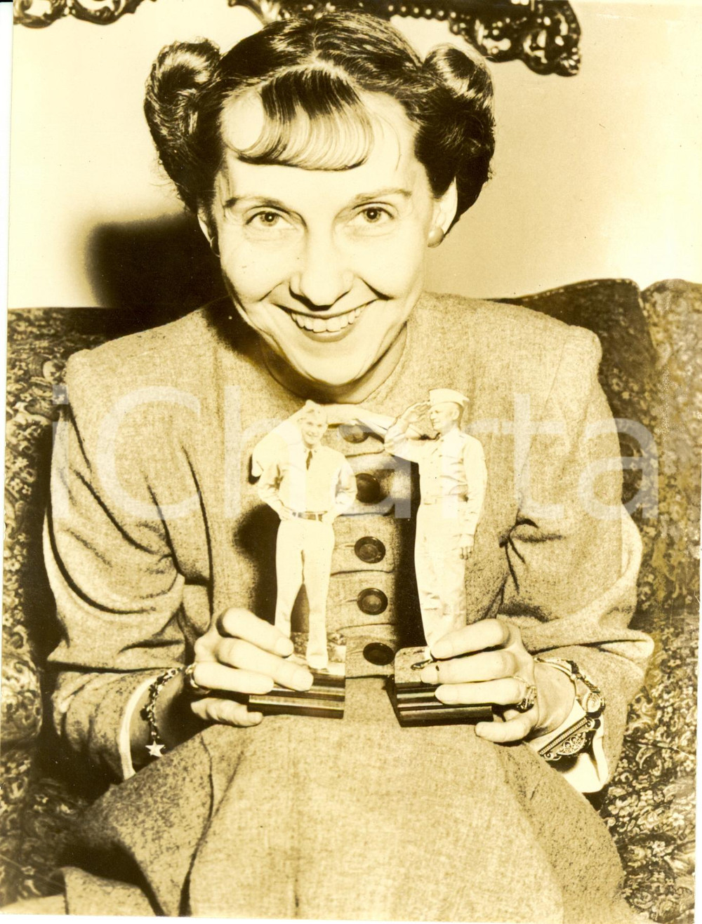 Fotografia d epoca originale 1945 ca USA Mamie Geneva DOUD EISENHOWER con statuette marito e figlio militari 1