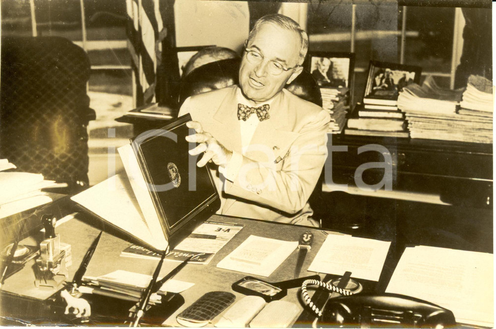 Fotografia d epoca originale 1945 WASHINGTON USA Harry TRUMAN examining the UNITED NATIONS Charter Photo 1
