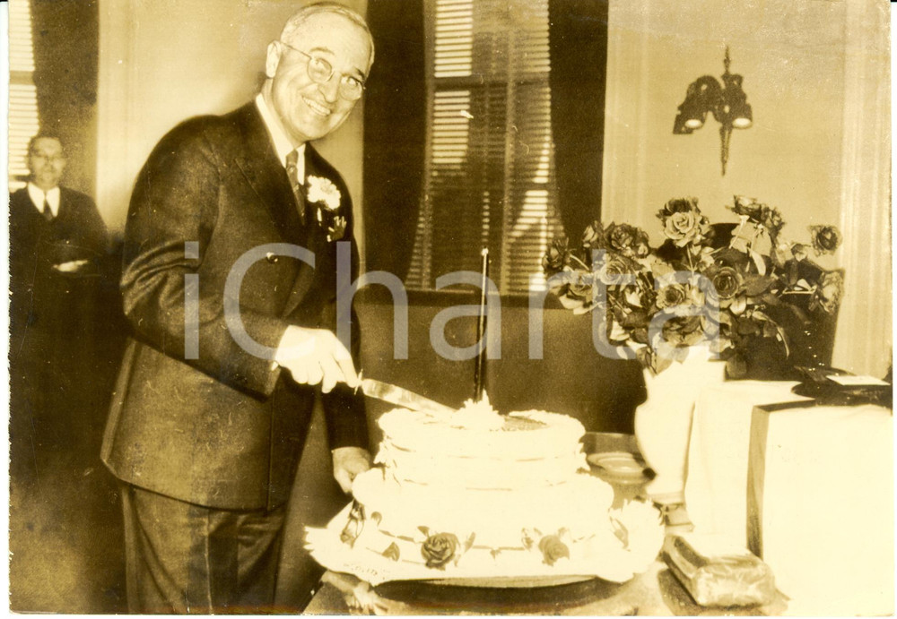 Fotografia d epoca originale 1945 WASHINGTON USA Harry TRUMAN cuts a cake on his 61th birthday Photograph 1