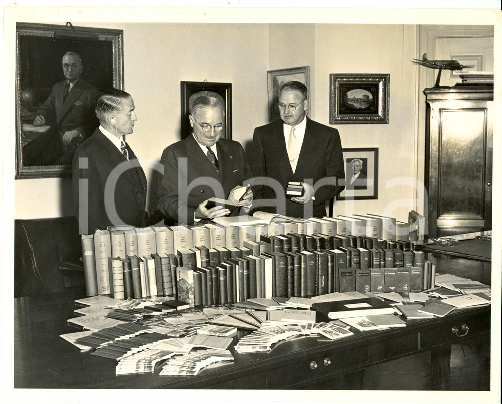 Fotografia d epoca originale 1951 WASHINGTON USA Harry TRUMAN con libri regalati da BIBLE SOCIETY Foto 1