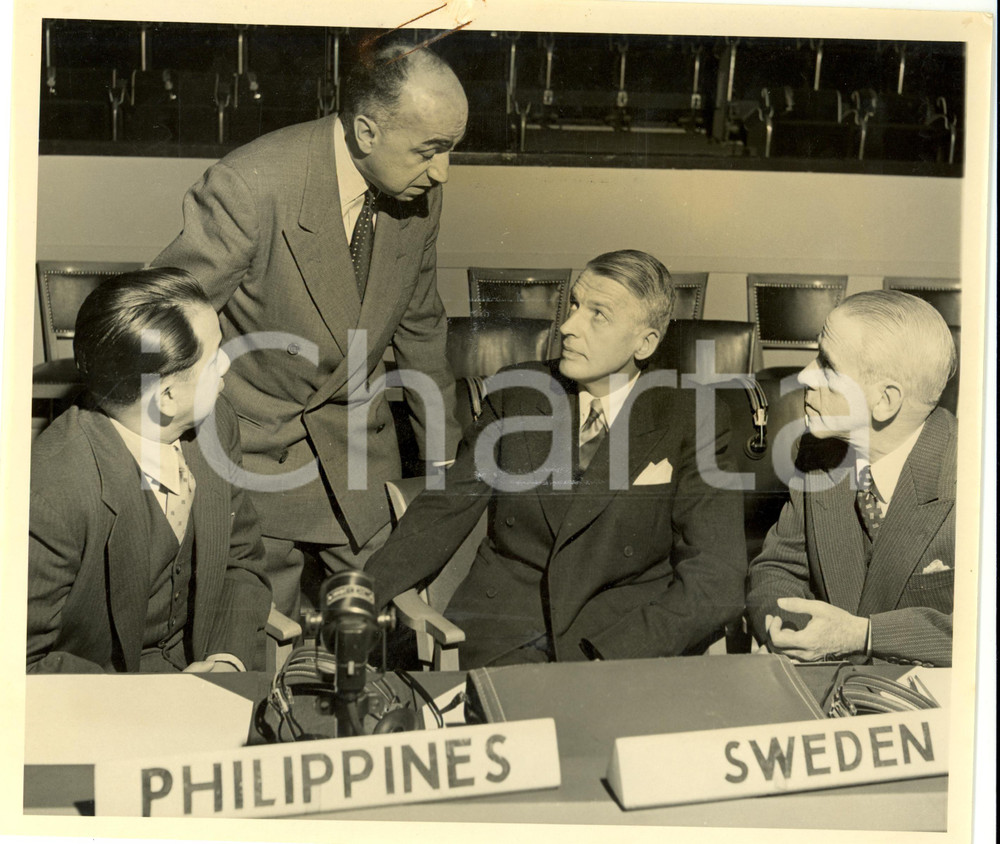 Fotografia d epoca originale 1951 PARIS Alexis KIROU Svon GRAFSTRON Octavio MALOSOS e Enrique GOYTISOLO Foto 1