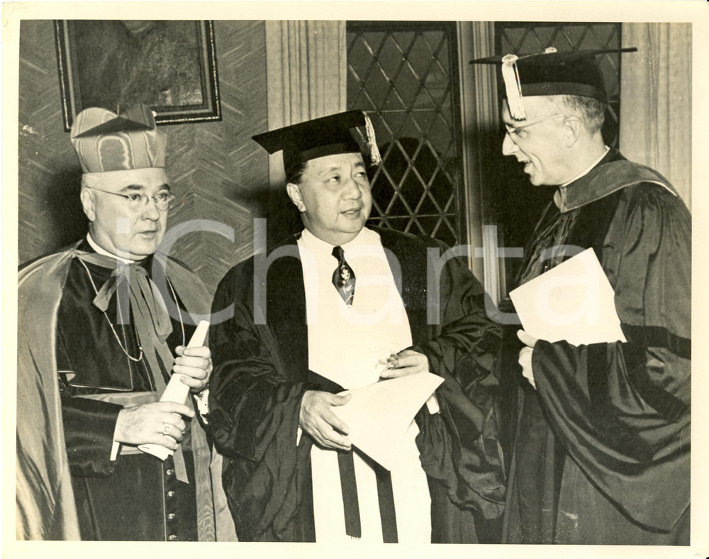 Fotografia d epoca originale 1949 NEW YORK USA Elpidio QUIRINO of PHILIPPINES s degree with Francis SPELLMAN 1